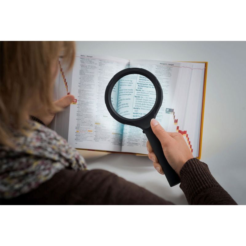 Loupe LED posable pour lecture et tricot personne âgée