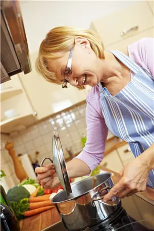 Cuisine adaptée pour personne âgée souffrant d'arthrose des mains