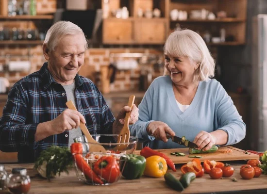 Senior cuisinant confortablement assis sur un tabouret haut pour préserver son dos