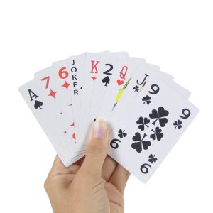 Comparaison entre cartes à jouer classiques et cartes seniors à gros chiffres