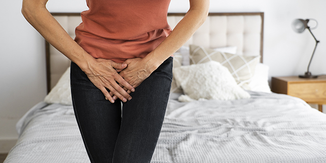 Incontinence urinaire du senior : les 5 types, traitements qui marchent, adaptations quotidiennes. Briser le tabou pour retrouver liberté et sérénité.