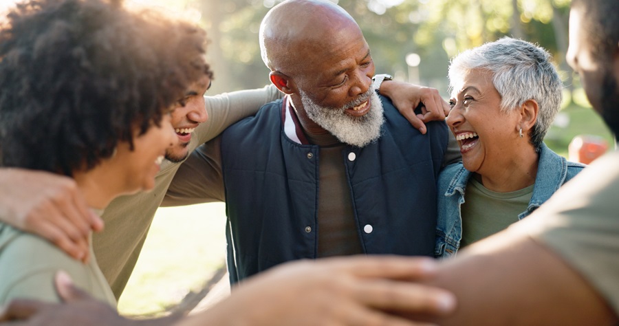 Isolement des seniors : signes, causes, 8 leviers pour rompre la solitude, ressources. Notre guide complet pour aidants et personnes concernées.