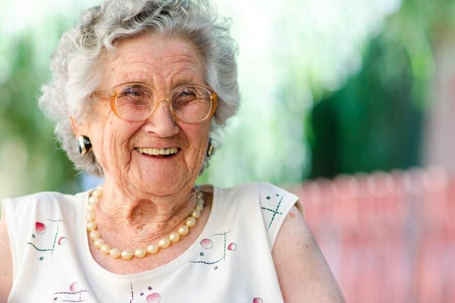 Cataracte senior : symptômes, opération en 20 min, choix de l'implant, prix après remboursement. Le guide complet pour bien décider.